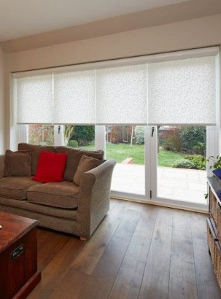 okno w&nbsp;salonie z&nbsp;plisą