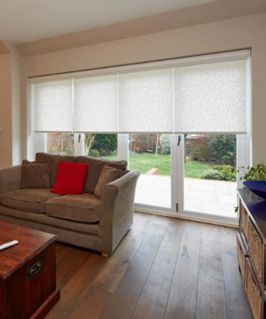 Biała roleta w&nbsp;salonie