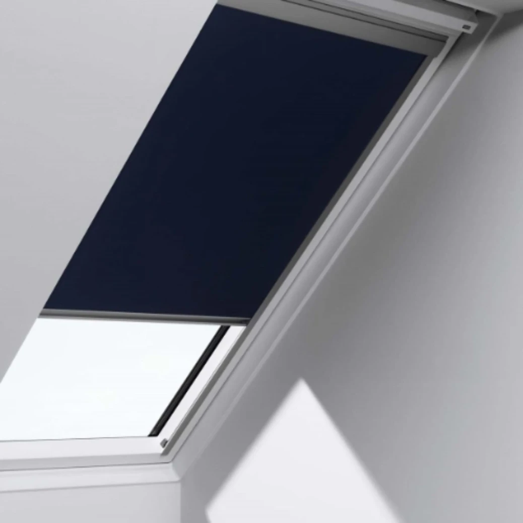 Okno na&nbsp;poddaszu z&nbsp;roletą